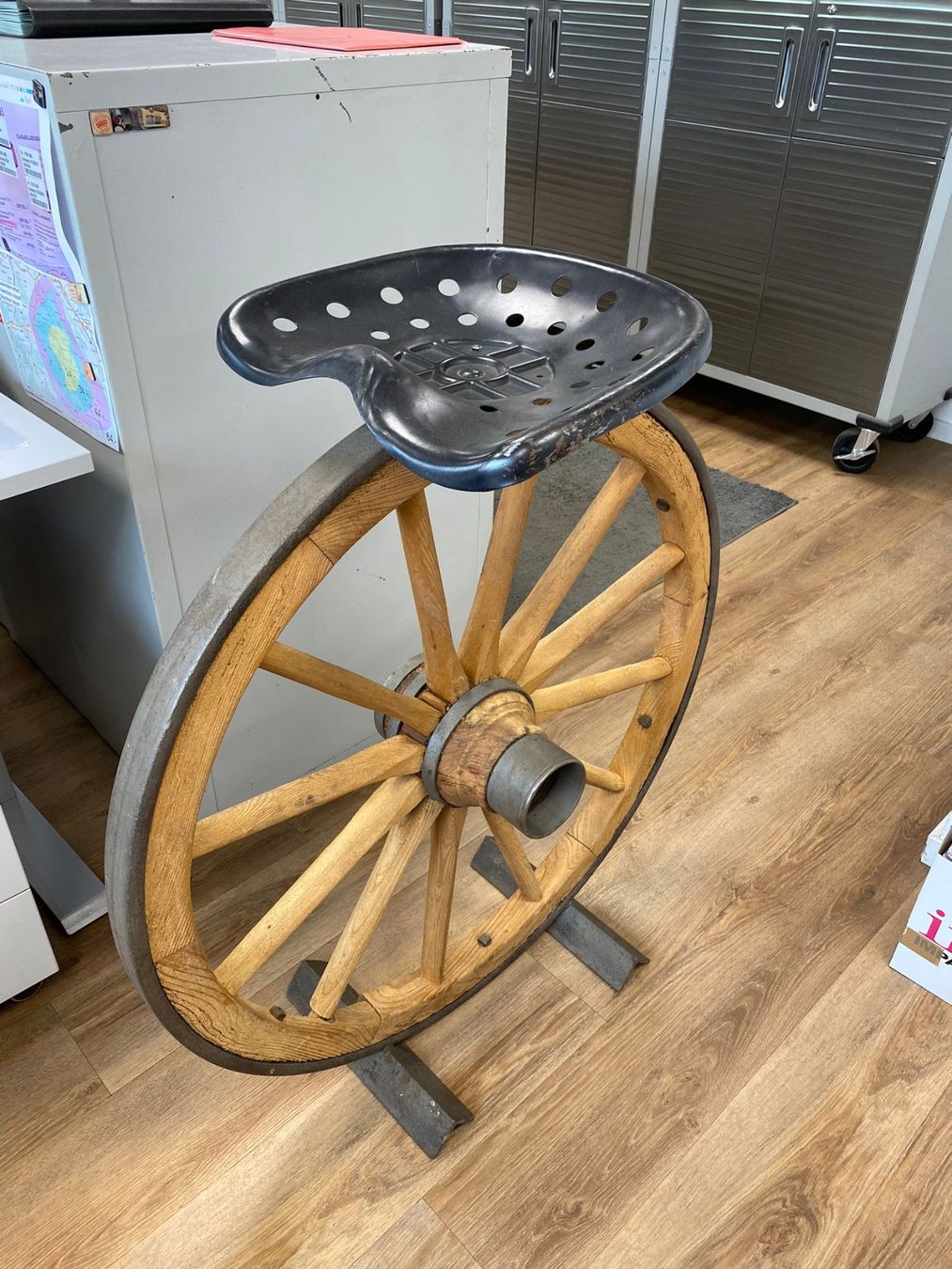 Hocker: Barhocker, Wagenrad – Gebraucht aus Niederwil von fordrolf 2