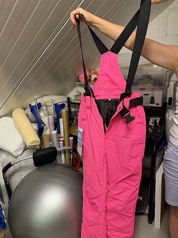 Hosen: PINKE SCHNEEHOSE MIT TRÄGERN – Gebraucht aus Märstetten von sha_9p7c 1