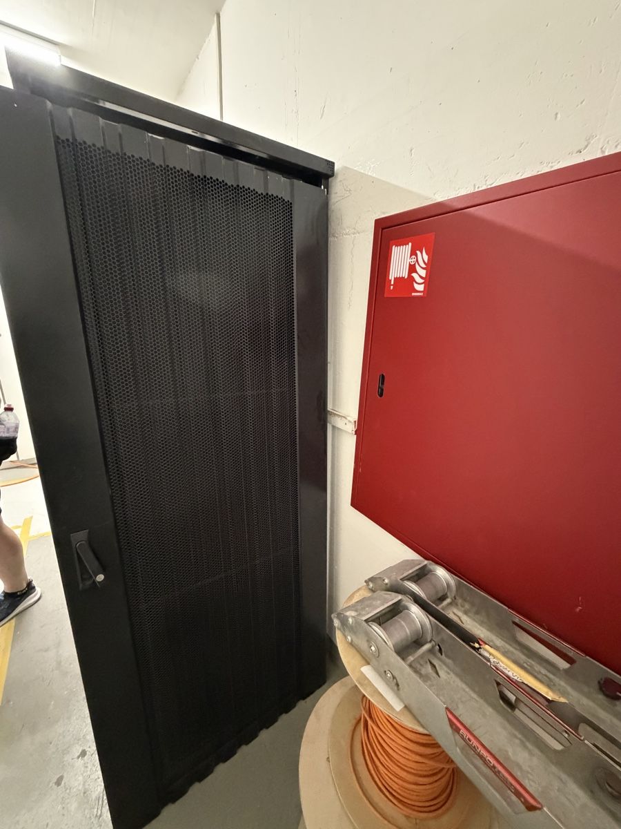 Autres accessoires: armadio rack  nero aperto – D'occasion à Wettingen par KingBerisha 1