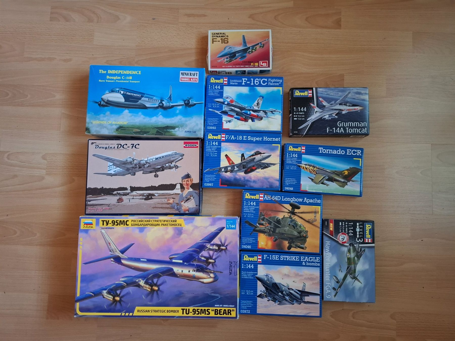 Modellbausätze & Standmodelle: Modellflugzeug 1:144 Set 11tlg. – Neu (gemäss Beschreibung) aus Halten von ast_mzm8