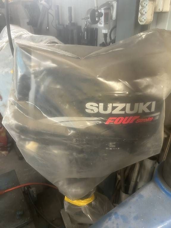 Moteurs: Moteur bateau Suzuki 6cv  – D'occasion à Morrens par Mikee41