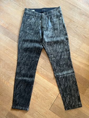 Lässige, glänzende Jeggings im Schlangenmuster von Marc Cain