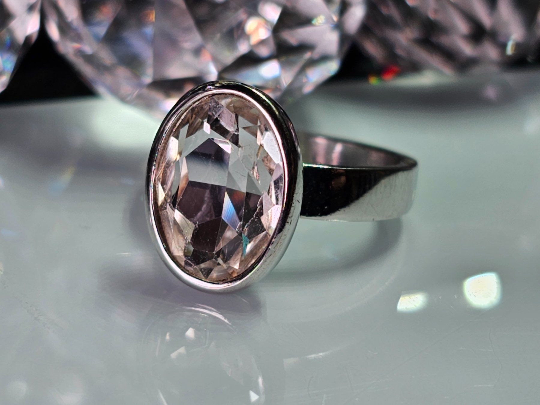 Anelli: Schöner Modeschmuck Ring mit großem Stein funkelt wunderbar – Usato da Riedt b. Erlen venduto da Gottestraene