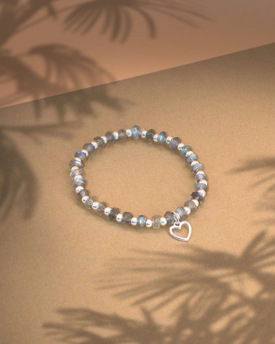Bracciali & Braccialetti: Armband aus Labradorit mit Herzanhänger – Nuovo e nell'imballaggio originale da Schindellegi venduto da MoonAmber.schmuck