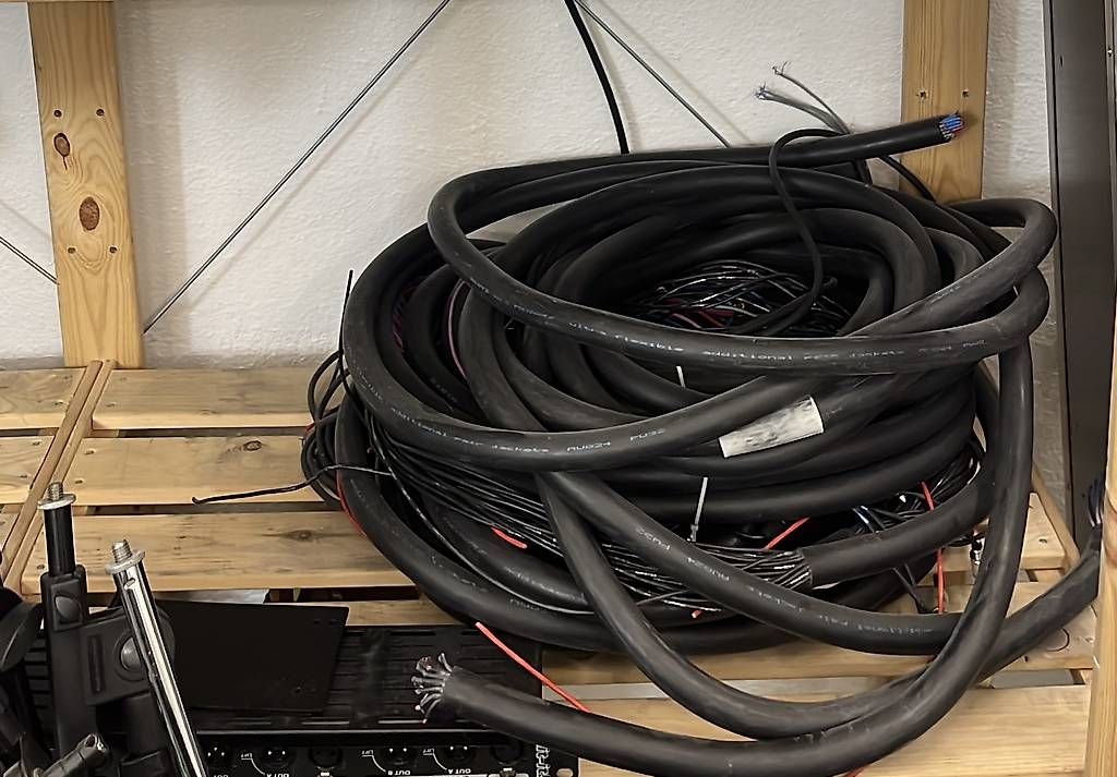 Cavi: Einen Haufen Kabel – Usato da Zürich venduto da Studio6 4
