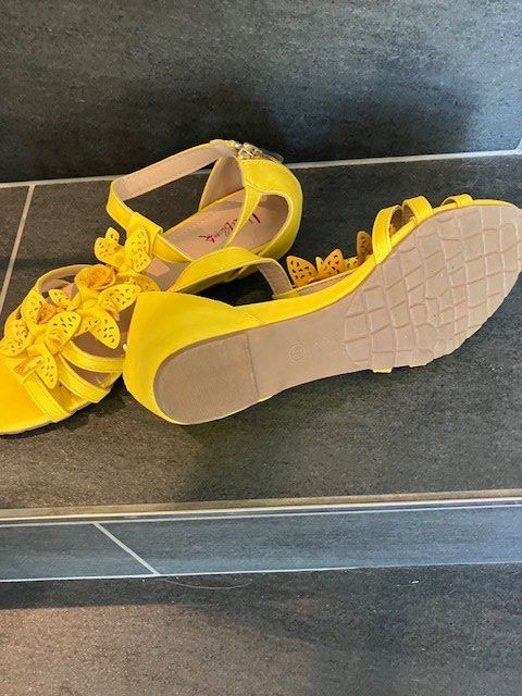 Scarpe da donna: Attraktive Sandale, Grösse 38, Farbe: Sonnengelb – Nuovo (secondo la descrizione) da Märwil venduto da Yvonne034 1