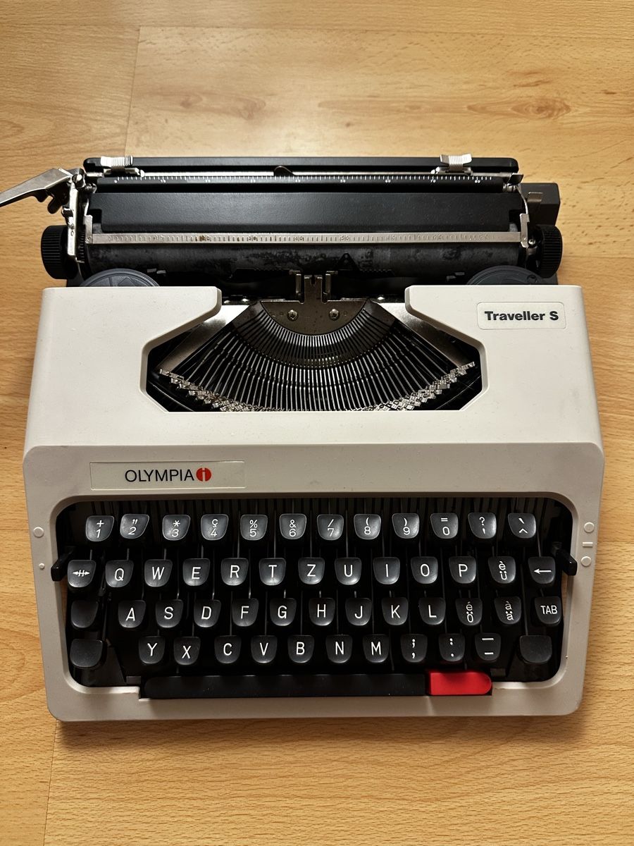 Macchine da scrivere: Typewriter Olympia traveller S – Usato da Fribourg venduto da tim_r7tv