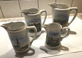 4 Stück Porzellan-Kännchen mit Souvenir-Motiven