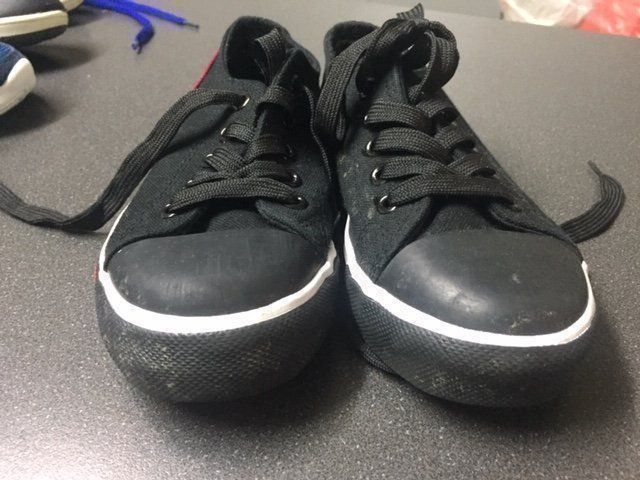 Scarpe per ragazzi: Neuwertige Turnschuhe Grösse 30 – Usato da Emmen venduto da Aribini 5