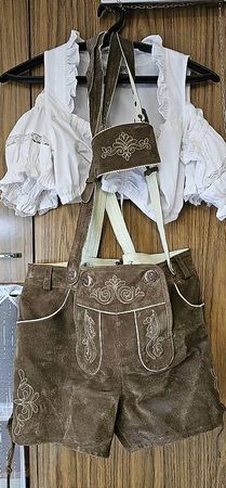 Lederhose mit weisser Bluse