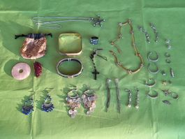 Lot Modeschmuck - Halsketten, Armreifen, Ohrclips