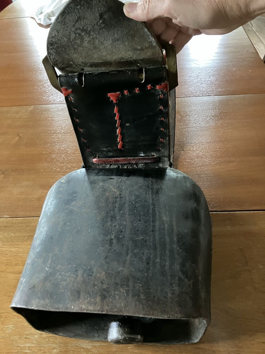 Glocken & Treicheln: Kuhglocke mit Lederriemen – Gebraucht aus Neftenbach von 889095 1