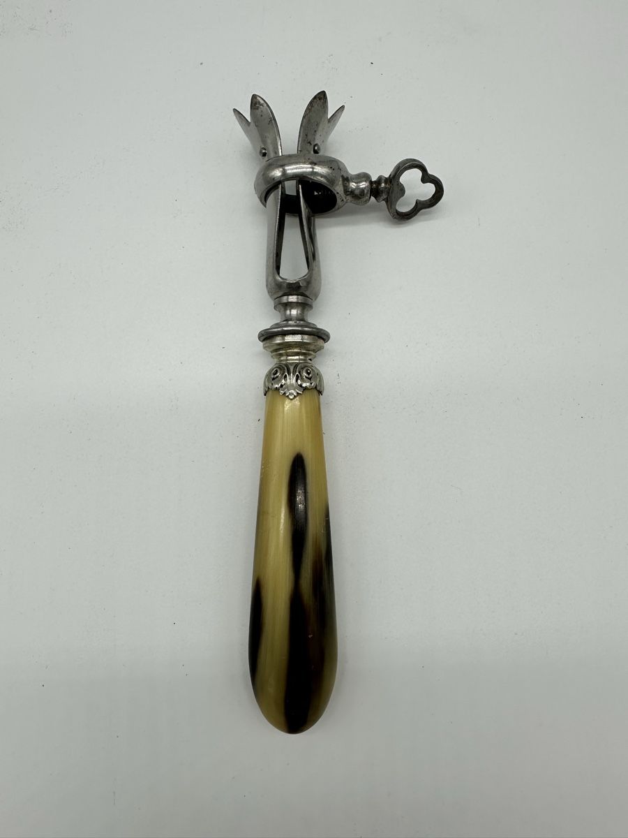 Set di posate: Vintage Horn Handled Leg of Lamb holder – Usato da Villmergen venduto da JacRon