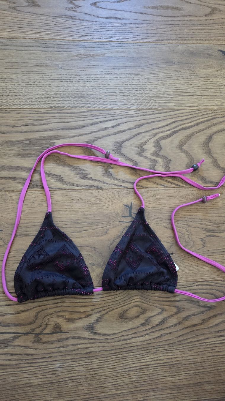 H&M Costumi da bagno & Bikini: Schwarzer Bikini-Top mit pinker Schnürung, Gr. S – Usato da Courgevaux venduto da mel_v6qd