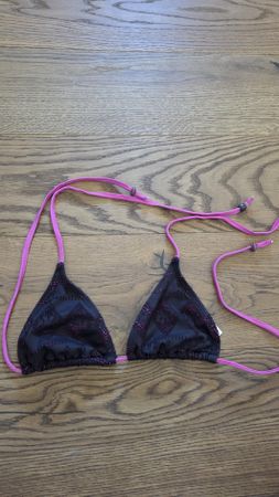 Schwarzer Bikini-Top mit pinker Schnürung, Gr. S