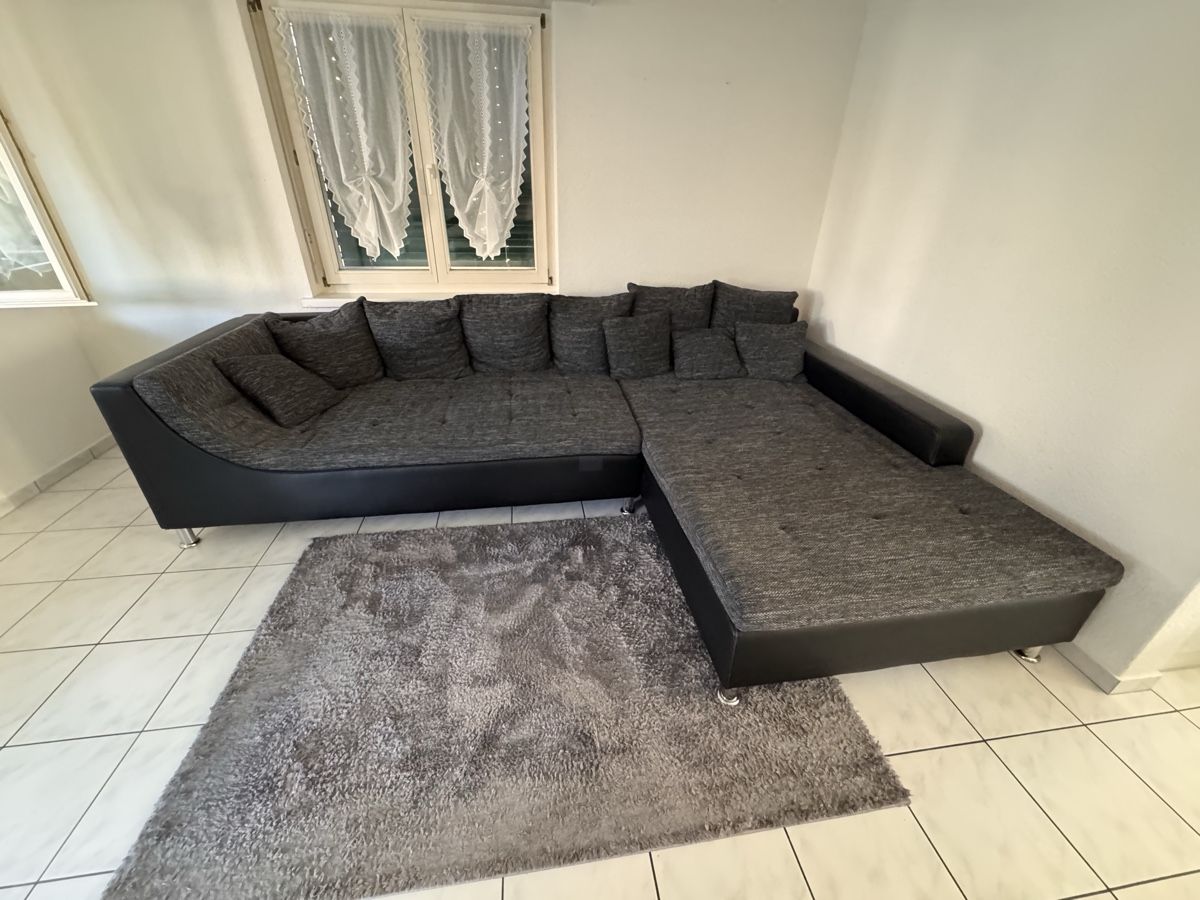 Divani: Ecksofa grau mit Kunstleder, Masse 323x216cm – Usato da Oberbipp venduto da McLee23