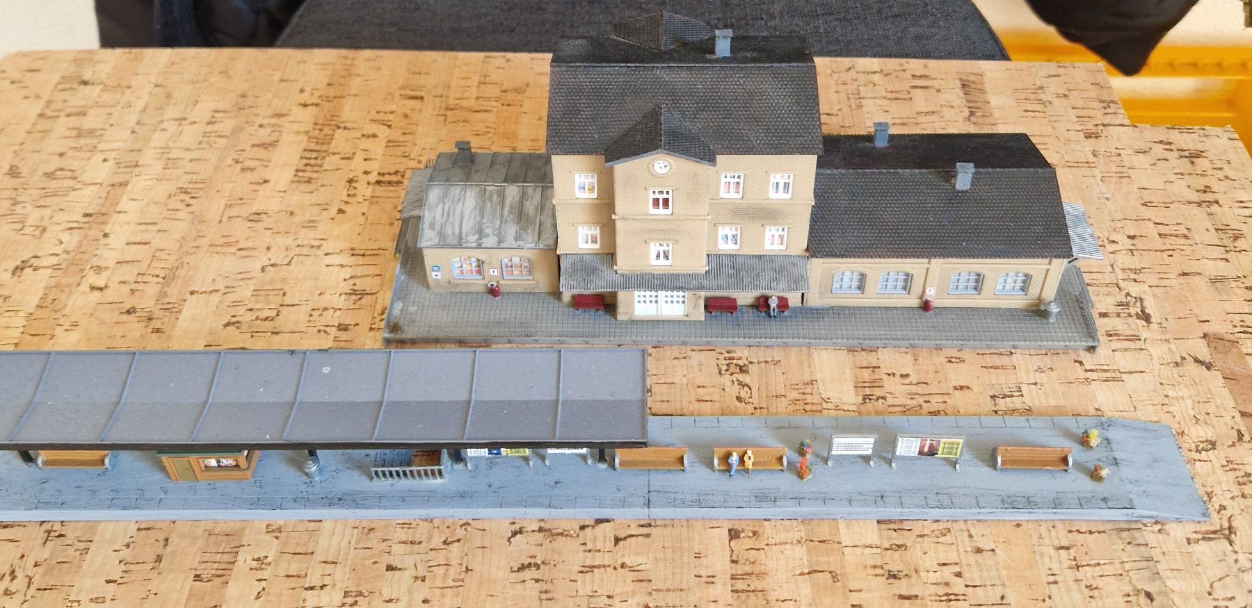 Vollmer Modellini di ferrovie: Gare avec quai – Usato da Tavannes venduto da Jacksonhmc