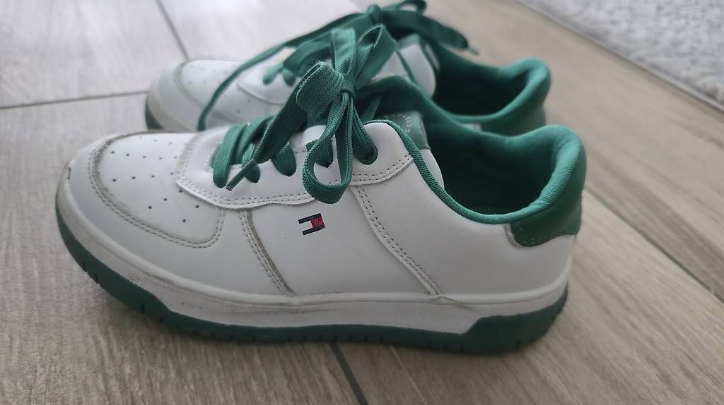 Scarpe per ragazzi: Sneaker gr. 33 Tommy Hilfiger – Usato da Liestal venduto da hel_2xmx 2