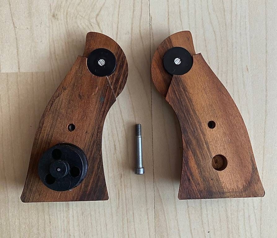 Articoli in legno: Ruger Redhawk Nussbaum Holz Griff – Usato da Seuzach venduto da Ceres45 1