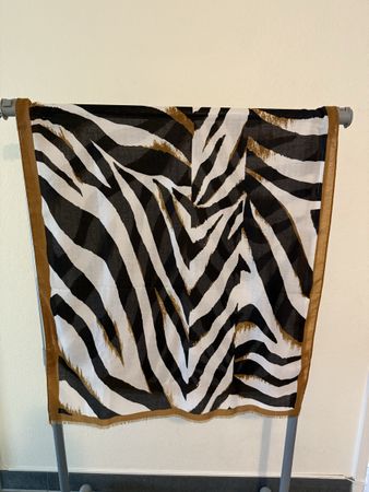 Schöner Schal mit Zebra-Muster für den Sommer!