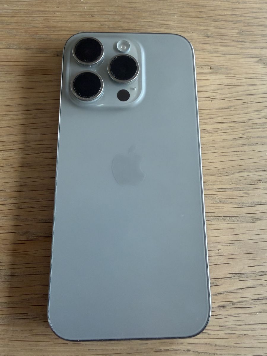 Apple Telefoni cellulari / Smartphones: iPhone 15 Pro, 128GB, Silber mit Display-Schaden – Difettoso da Richterswil venduto da Noelle80 3