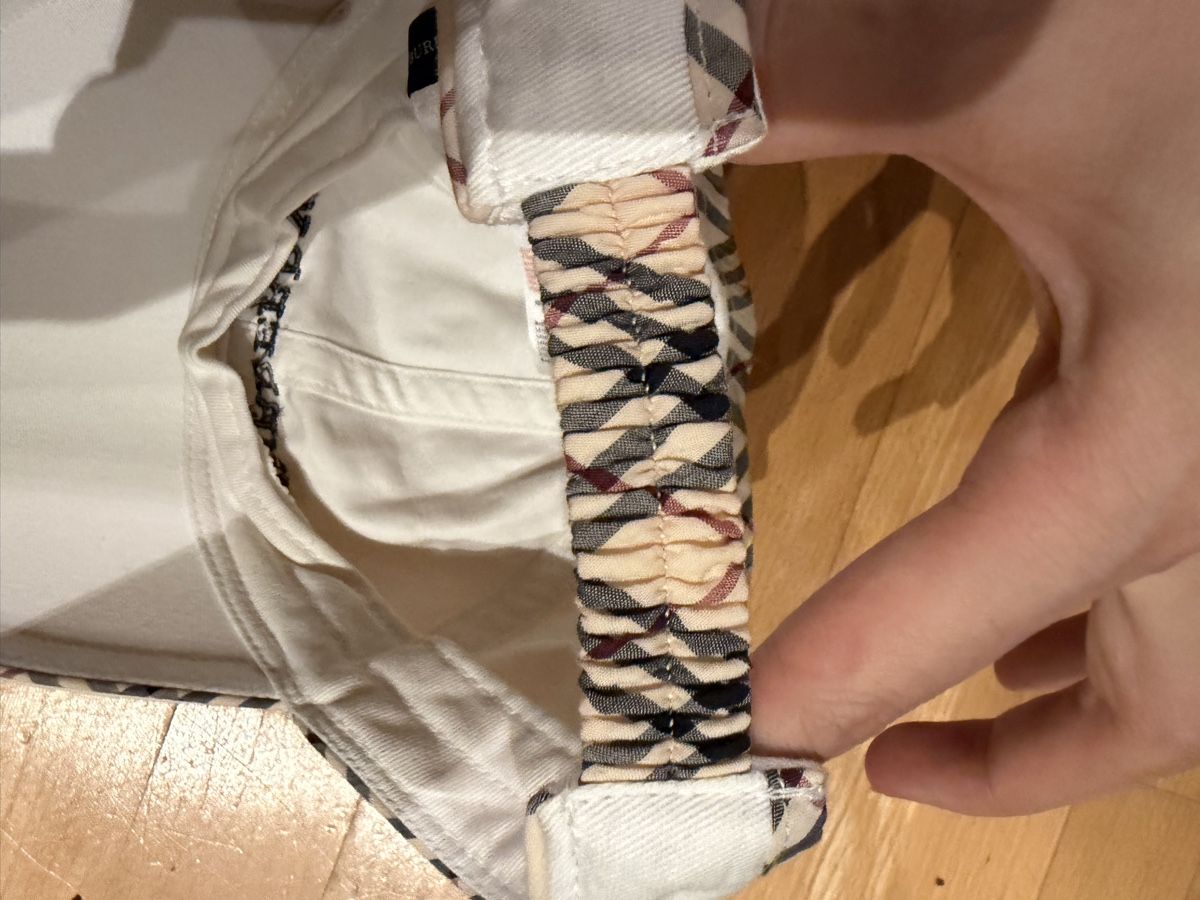 Burberry Copricapi, berretti & cappellini: Burberry Cap weiss mit Karo Grösse 52 – Usato da kloten venduto da domireto 1