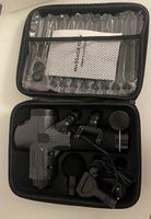 Neue Massagepistole mit Zubehör und Transportkoffer