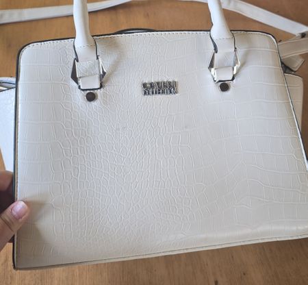 Elegante weisse Tasche im Kroko-Look, ideal für den Sommer! 