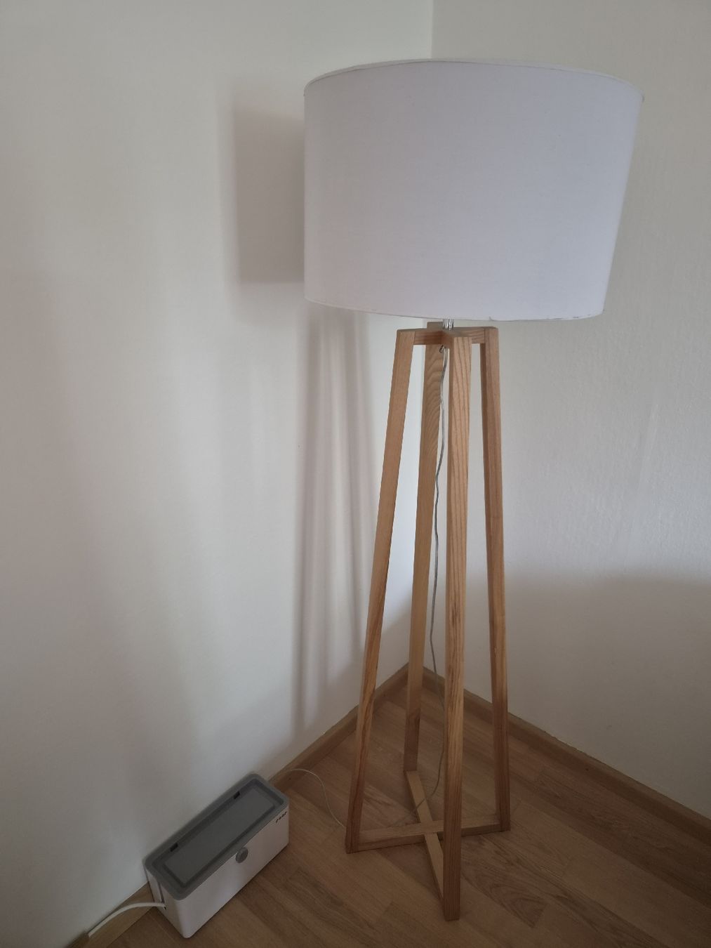 Lampade: Stehlampe mit Holzständer im Vierbein-Design – Usato da Basel venduto da Dodotefto 1