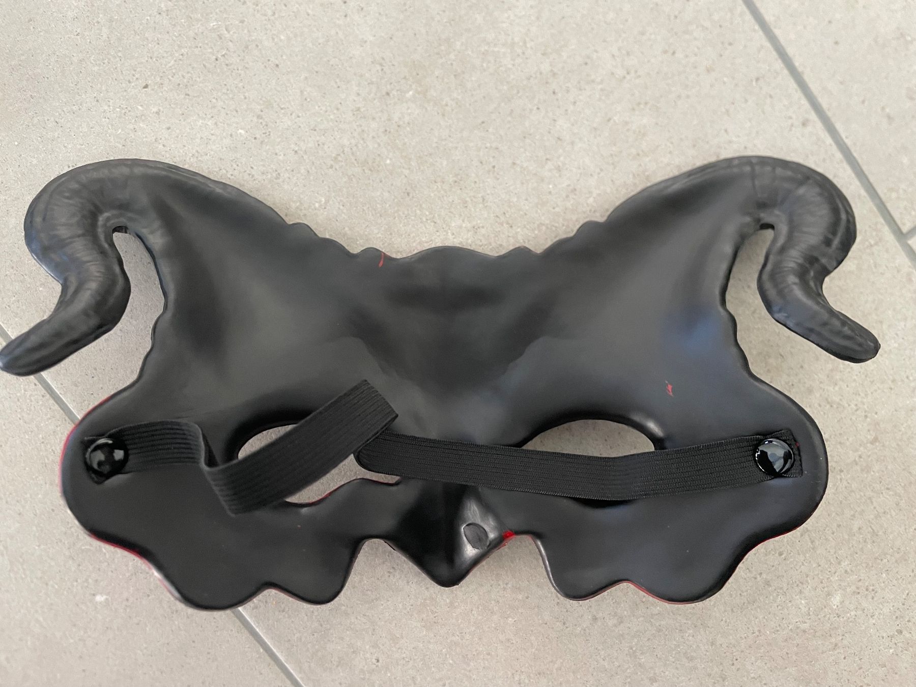Masken: Gothic Gothik Halloween Cosplay Teufel Dämon Devil rot Maske – Neu und originalverpackt aus Schinznach Bad von  3