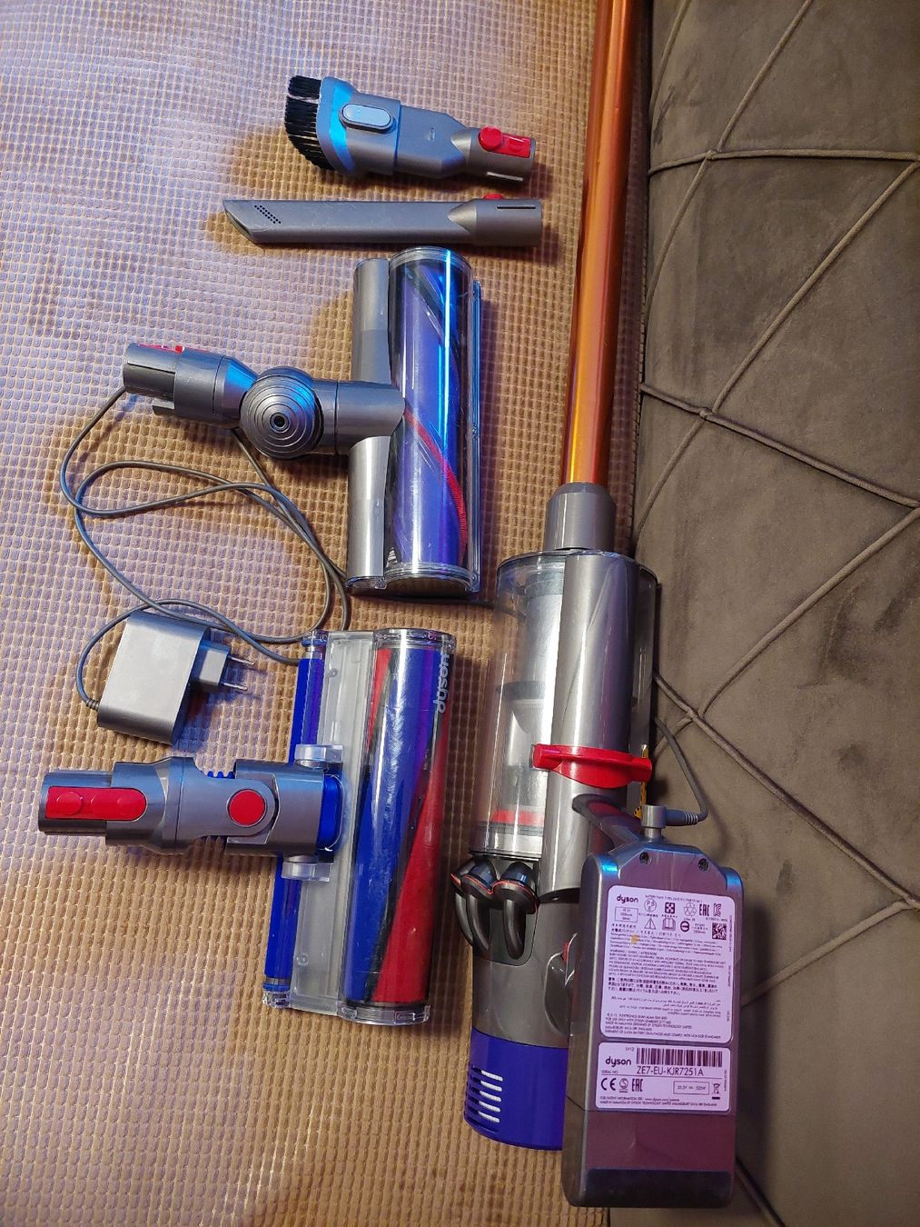 Dyson Aspirapolveri & Accessori: Dyson v10 ocassion – Usato da Meyrin venduto da aki_1971 3