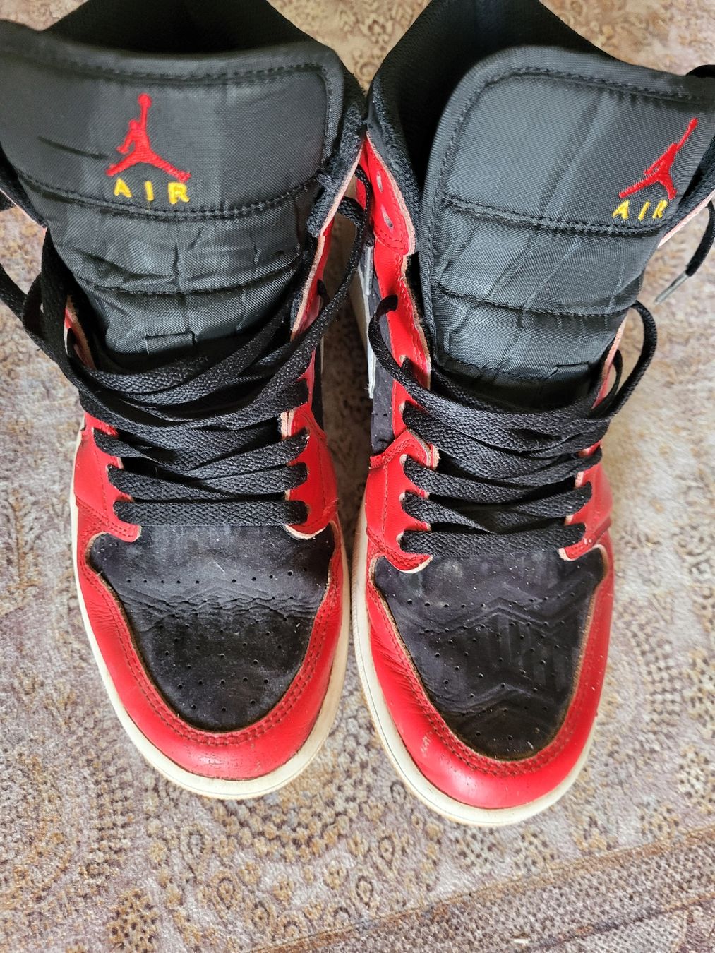Jordan Herrenschuhe: Jordan 1 Mid rot schwarz Grösse 42.5 – Gebraucht aus Richterswil von Ybri
