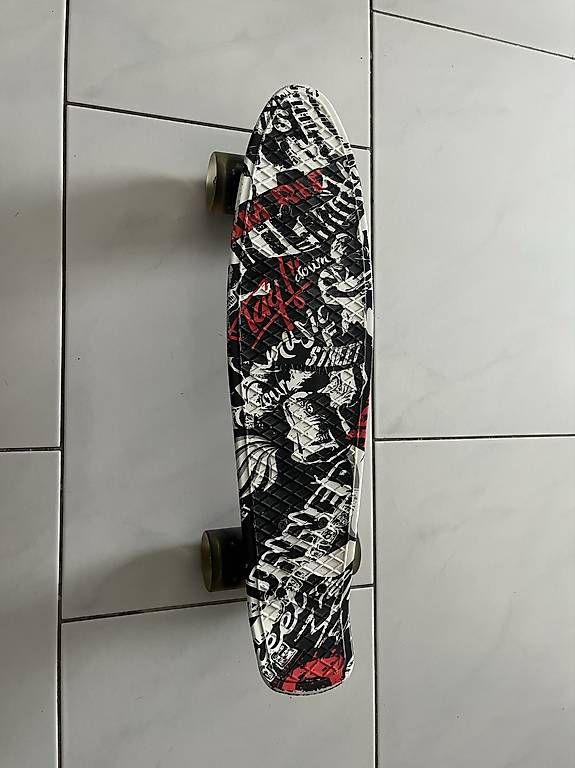 Skateboards: Skateboard mir Leuchttrollen  – Neuf avec emballage d'origine à Unterägeri par JAARMO78 1
