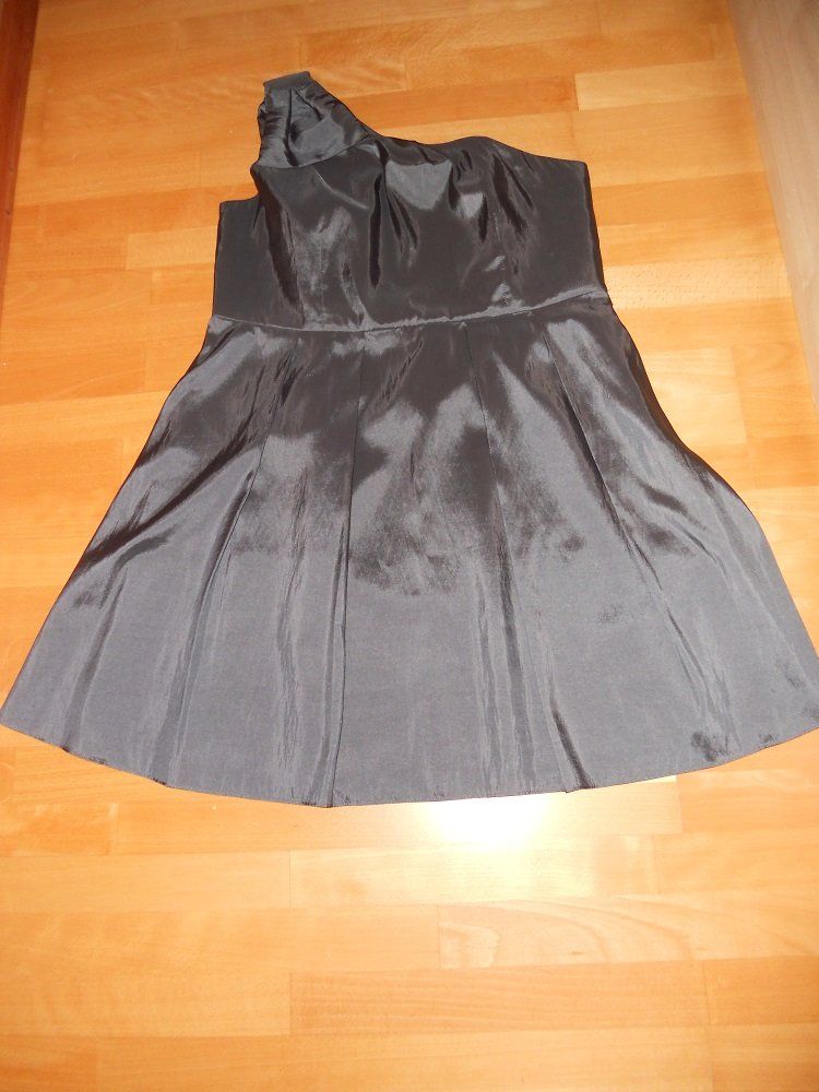 Vestiti: Neuw. Kleid einseitig - silber glänzendes Material - Gr.48 – Nuovo (secondo la descrizione) da Uznach venduto da Laeuffer