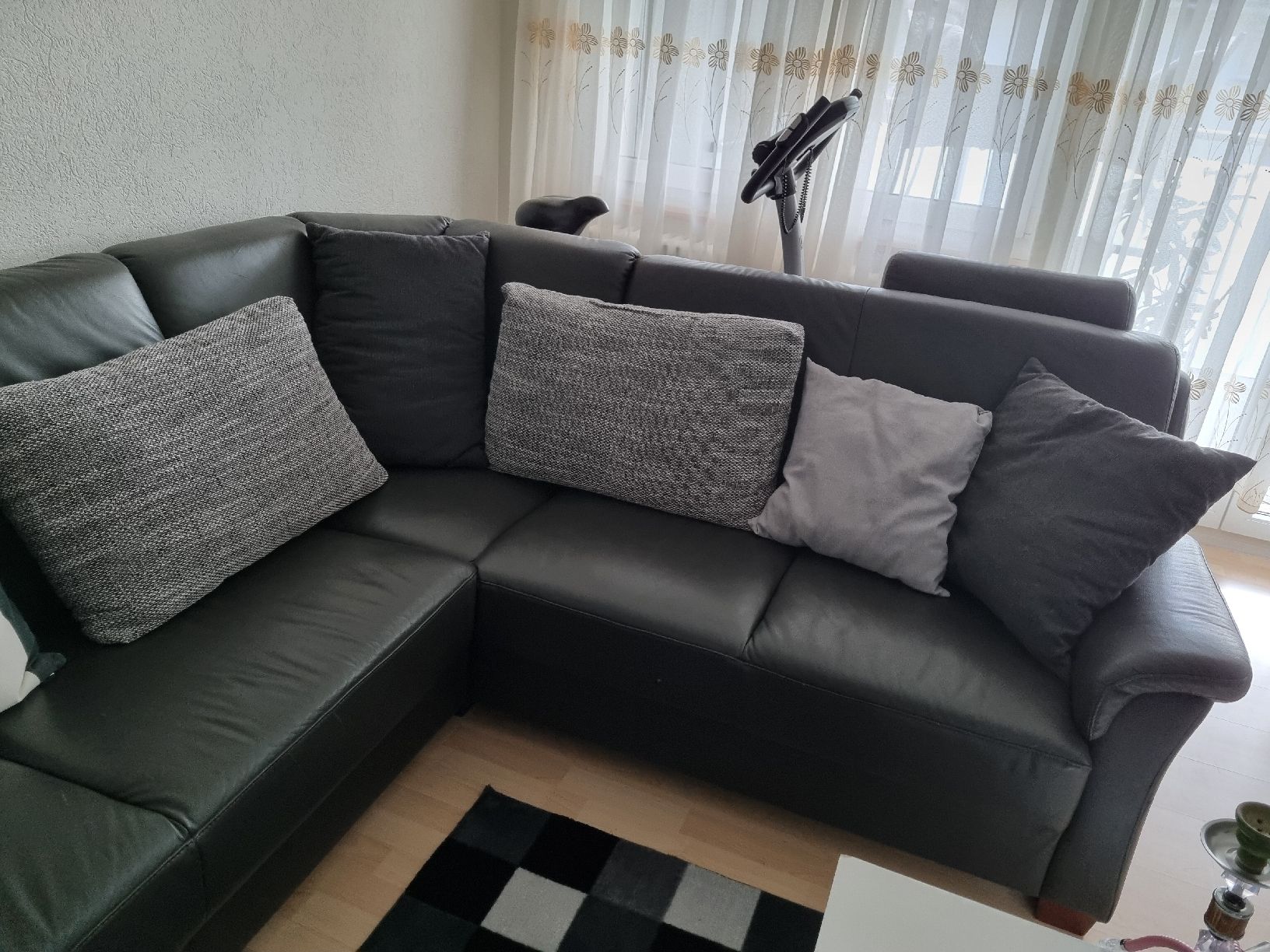 Sofas: Echtleder Sofa mit Deko-Kissen. Schwarzes Ecksofa mit Gebrau – Gebraucht aus Ostermundigen von aydin014 1