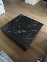 Moderner Couchtisch in schwarzer Marmoroptik mit Stauraum