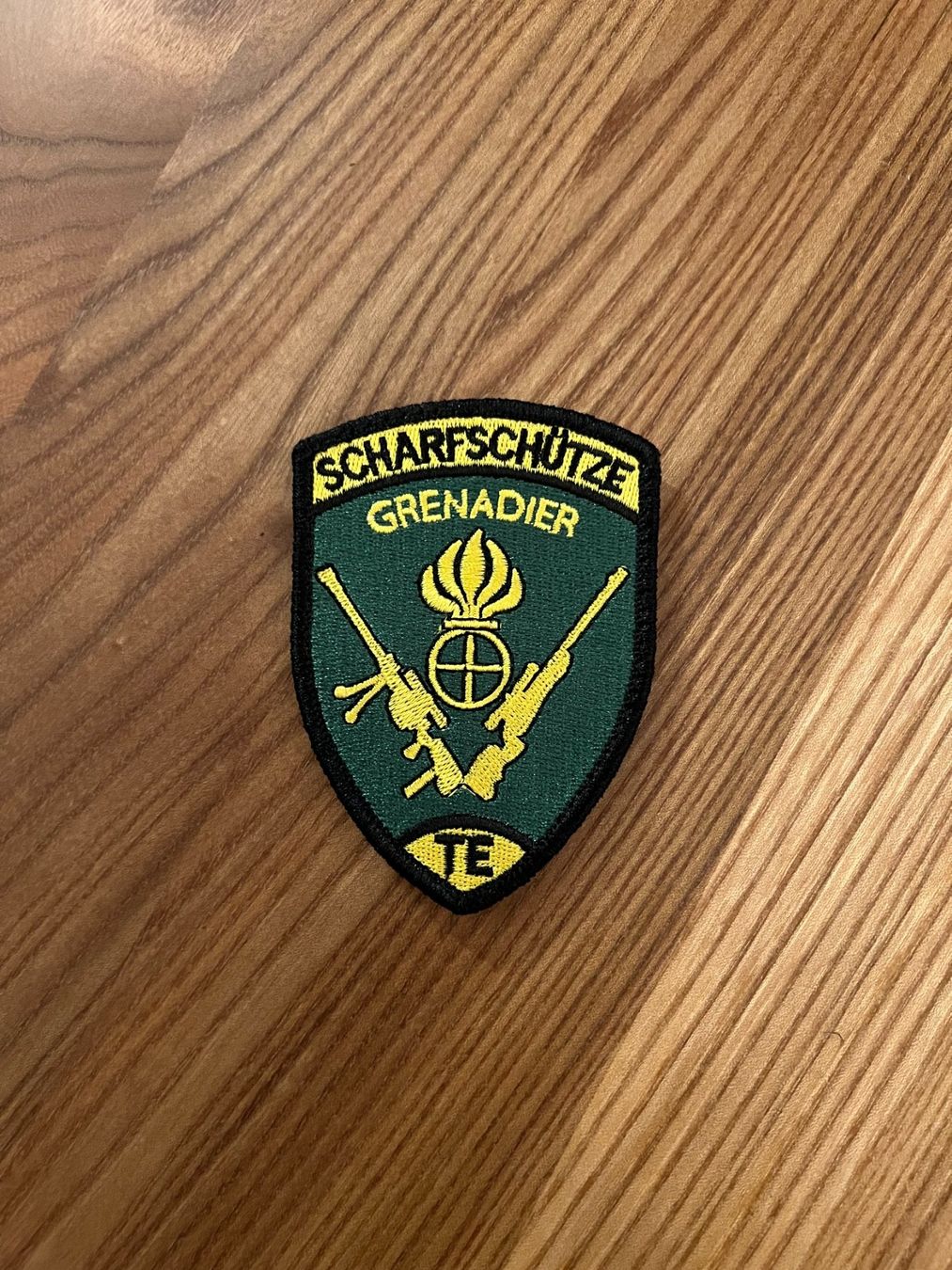Schweizer Armee Placchette & Badge: Badge Grenadier Scharfschütze TE mit Klett – Nuovo e nell'imballaggio originale da Fruthwilen venduto da speex 1
