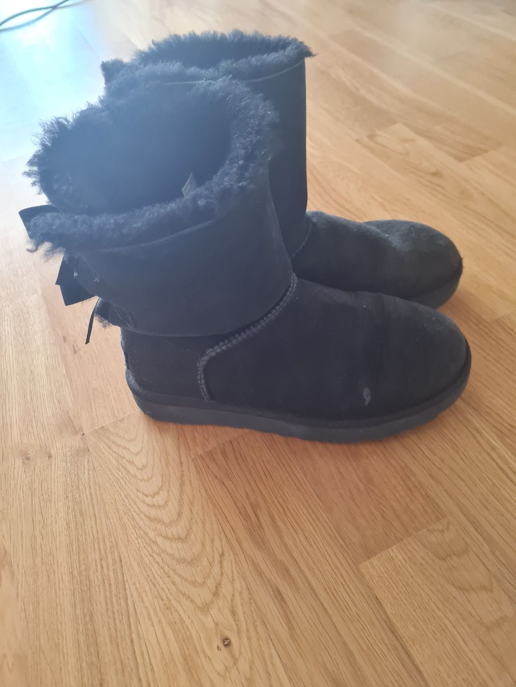 Ugg Chaussures femmes: ugg noires, taille 38 – D'occasion à Pully par louis044 2