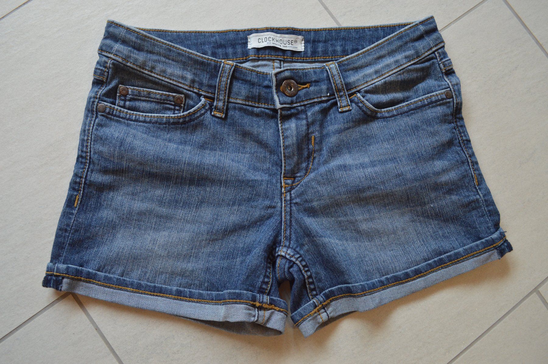 Lotti di vestiti: Jeans-Shorts & Sommerbluse Gr. 38 – Usato da Einigen venduto da Pretorius66 3