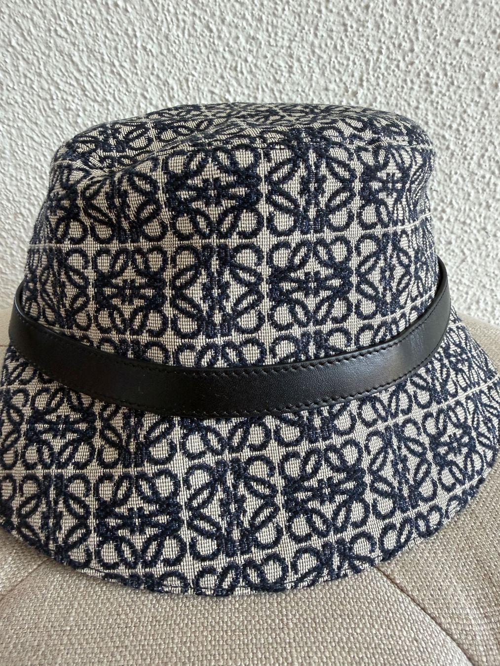 Loewe Copricapi, berretti & cappellini: Loewe Bucket Hat Damen 57cm – Usato da Wädenswil venduto da Alice_style 6