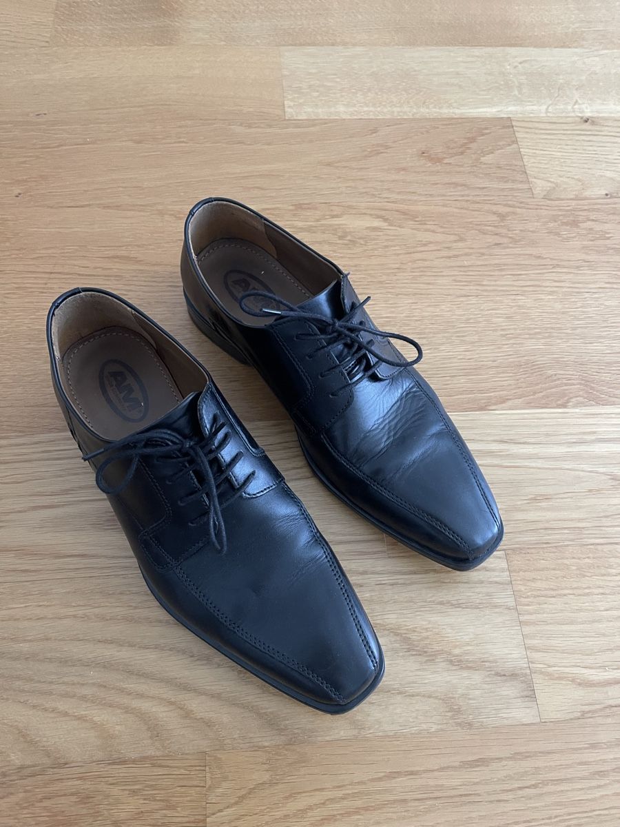 Scarpe da uomo: Schnürschuhe schwarz Leder Grösse 41 gebraucht Versand 9.- – Usato da Meilen venduto da ana9