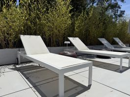 Chaises longues blanches à roulettes en aluminium
