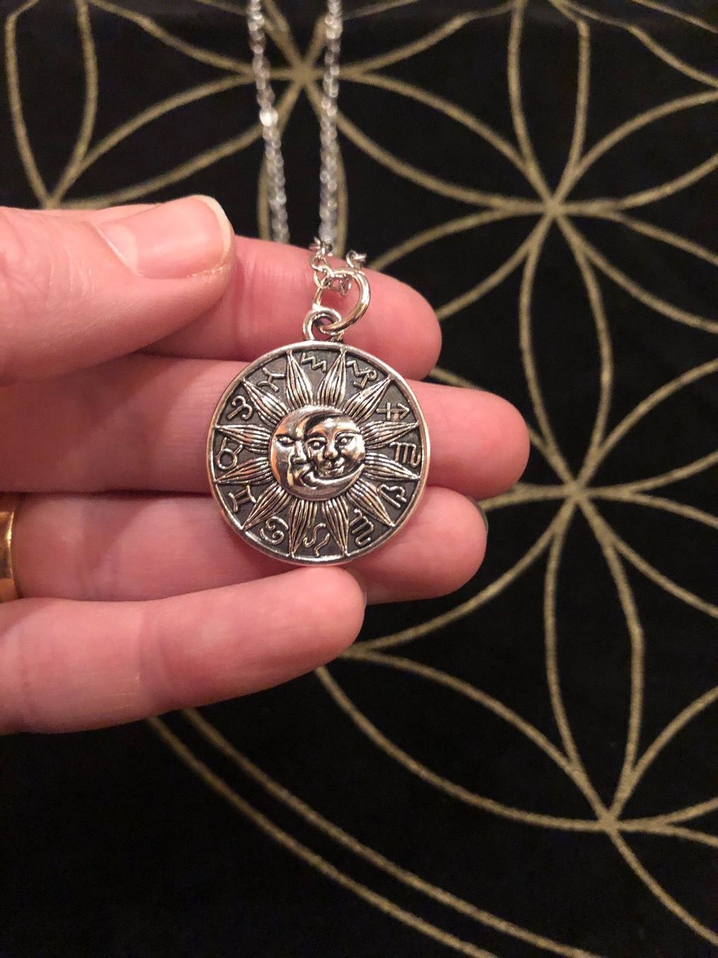 Ciondoli: Amulett Sonne/Mond mit Zodiac – Nuovo (secondo la descrizione) da Gams venduto da Mariawicca