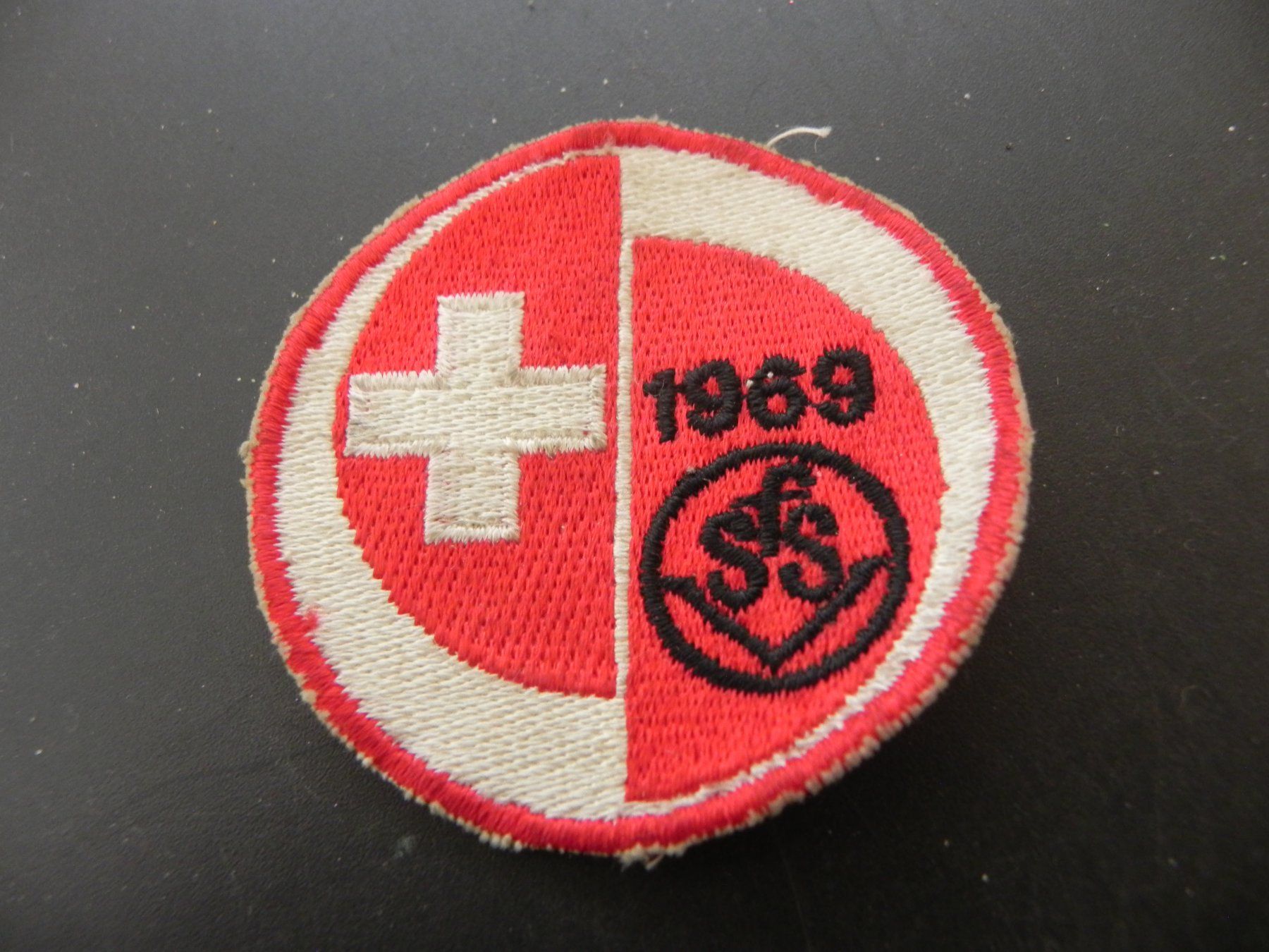 Broschen & Nadeln: Stoff Abzeichen Schweiz sfsV 1969 – Gebraucht aus Biel/Bienne von Gogolozi