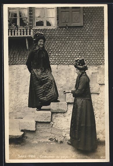 Cartoline postali: AK Saas-Fée, Costumes du pays – Usato da Berlin venduto da bartko-reher