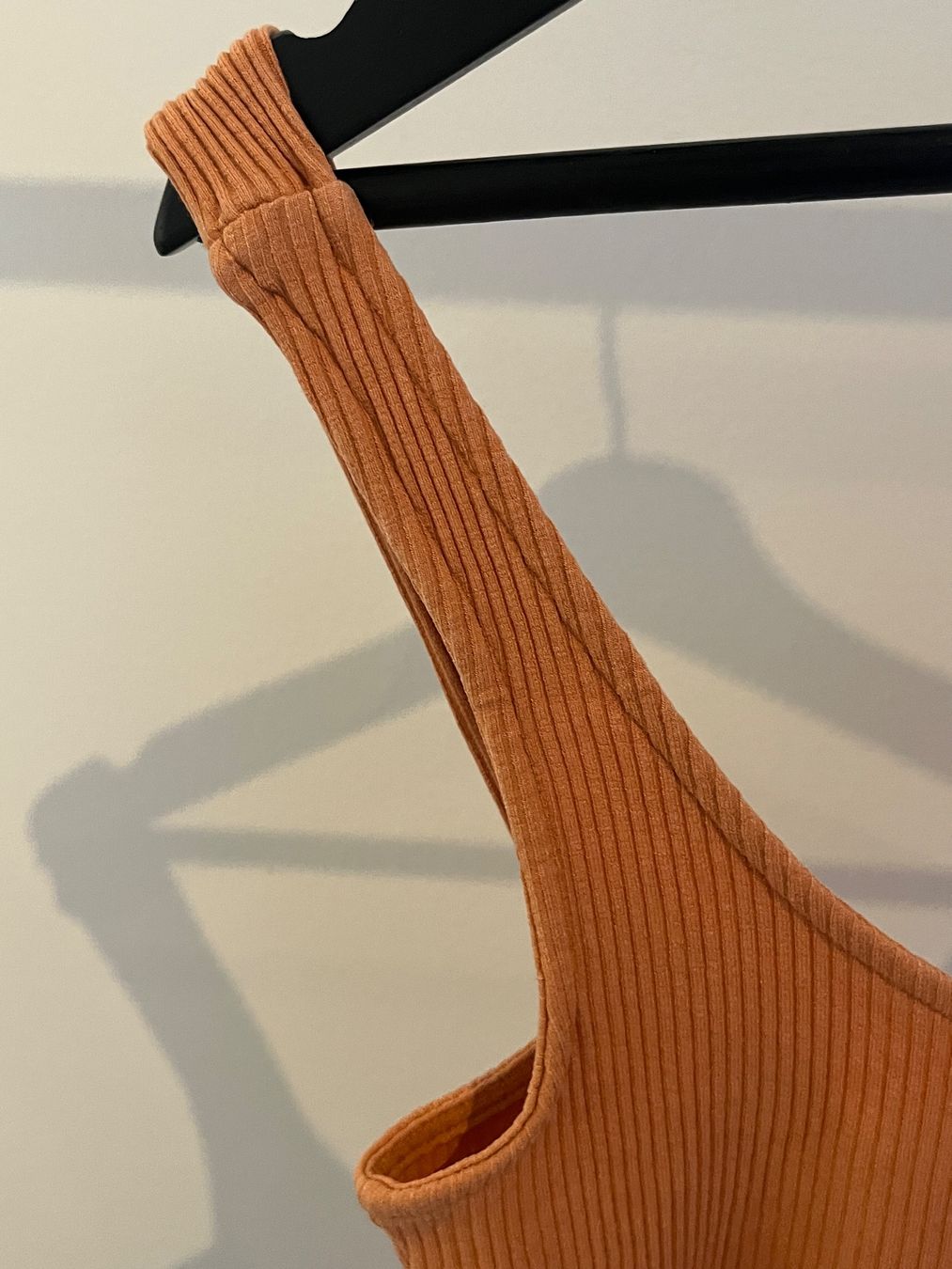 Na-kd Top: Top orange bretelle sur une épaule – Usato da Savagnier venduto da taianab 1