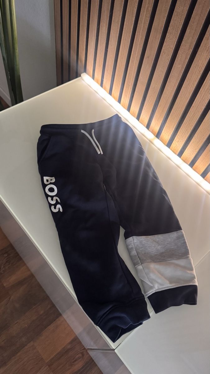 Lotti & Set di vestiti: BOSS Kinder Jogginganzug dunkelblau Grösse 94 – Usato da Dübendorf venduto da Premium-Cars 4