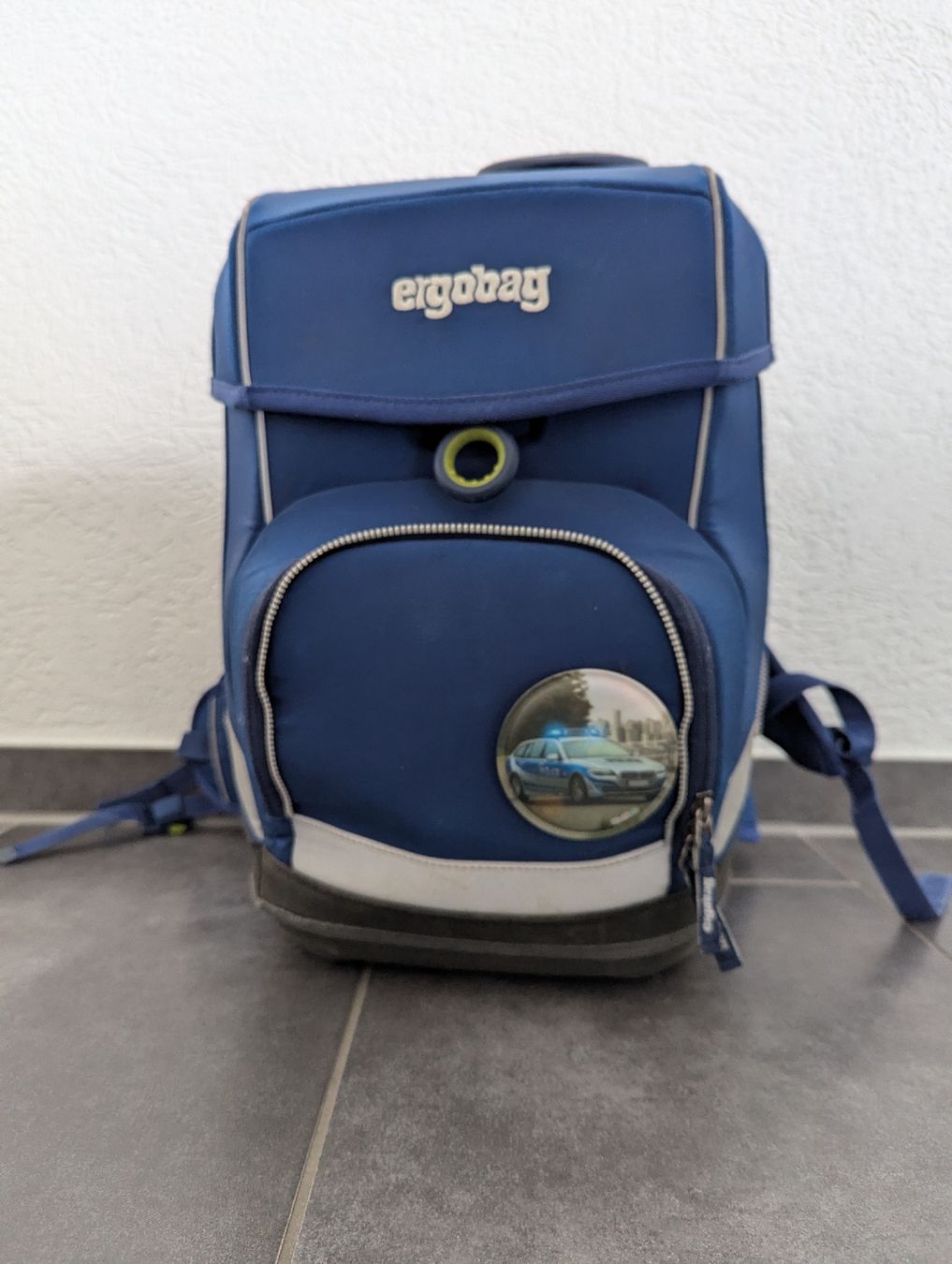 Ergobag Zaini: Ergobag Schulrucksack Polizei inkl. Regenhülle – Usato da Liestal venduto da Anni.K