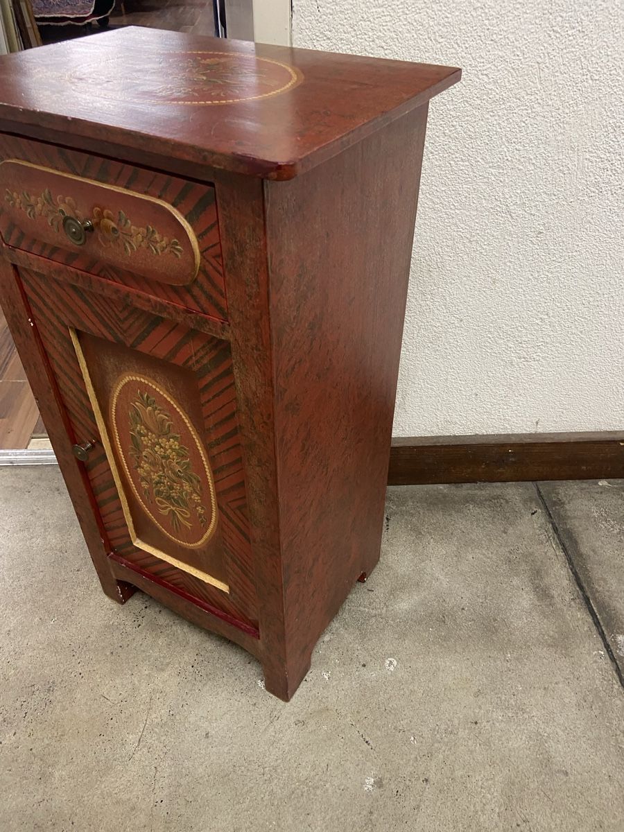 Tables de nuit: Alte Nachttisch mit Schublade bemalt  – D'occasion à Dietikon par brocki-eyra 9