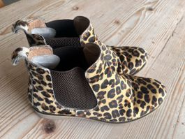 Chelsea Boots Leopardenmuster Felloptik getragen